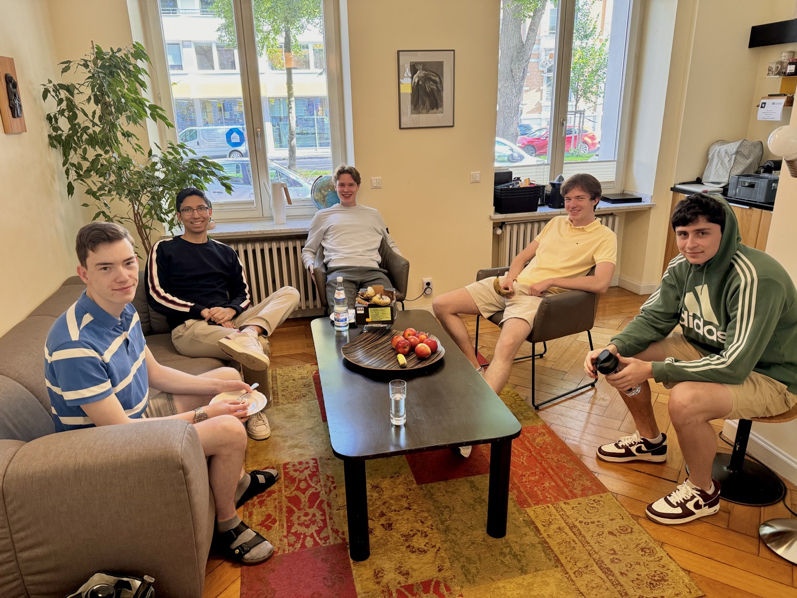 Studenten im Gemeinschaftsraum des Bildungszentrums Erk